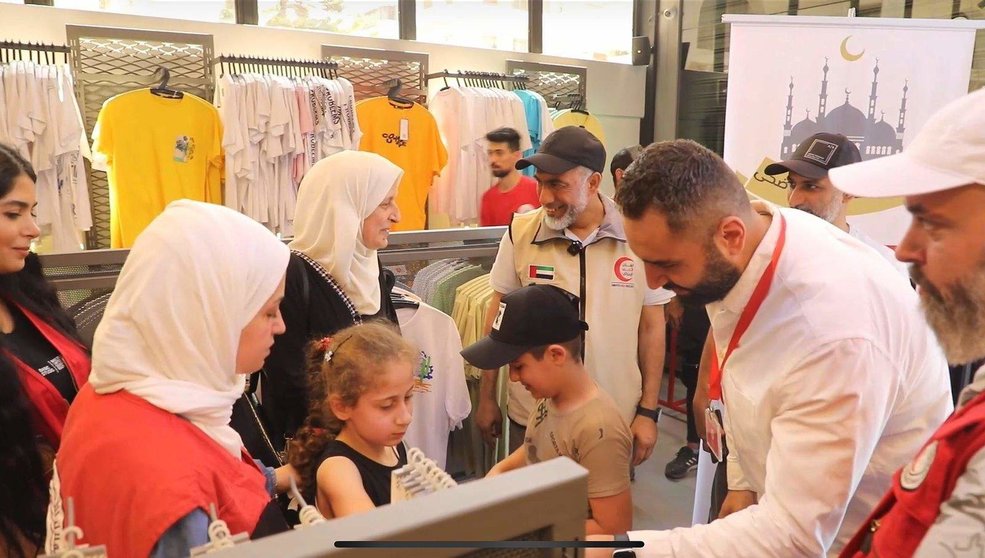 Emiratos entrega ropa a sirios. (WAM)