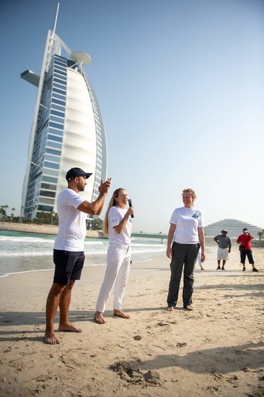Un momento de acto de liberación de tortugas en la costa del hotel Burj Al Arab. (WAM)