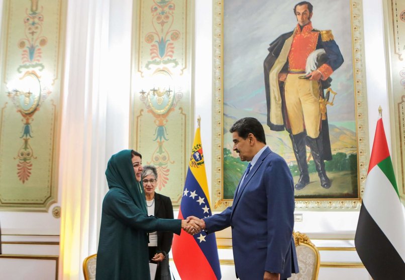 El presidente venezolano saluda a la ministra emiratí en Caracas. (Twitter)