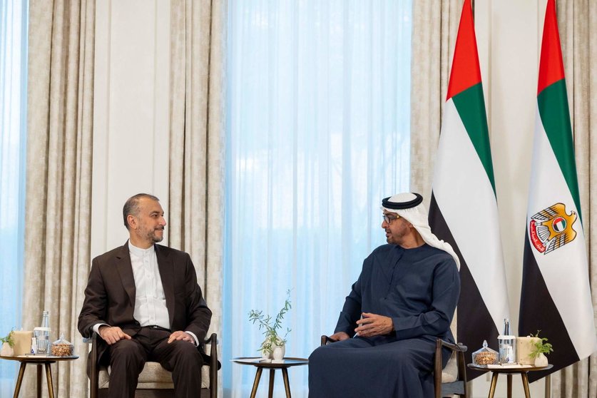 El presidente de EAU junto al ministro de Exteriores iraní en Abu Dhabi. (WAM)