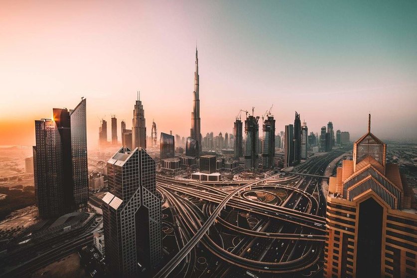 Emiratos se prepara para diversificar su economía y transformar sus fuentes energéticas