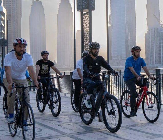 En el centro de la imagen el gobernante de Dubai durante su recorrido en bicicleta. (Instagram)