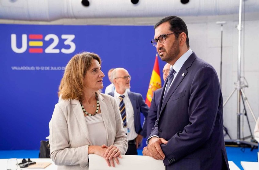 La vicepresidenta tercera y ministra para la Transición Ecológica de España, Teresa Ribera, junto a Sultán Al Jaber, presidente de la COP28. (WAM)