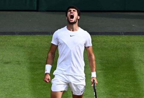 El tenista Carlos Alcaraz tras ganar en Wimbledon. (Twitter)