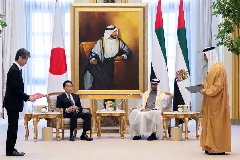 Un momento de la reunión entre el presidente de Emiratos y el primer ministro de Japón. (WAM)