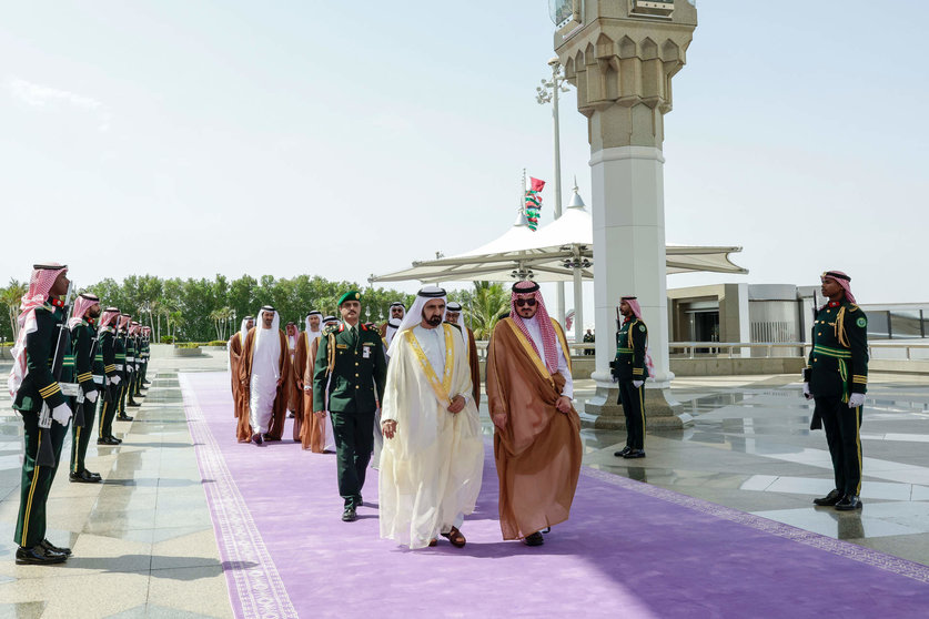 El gobernante de Dubai llega al aeropuerto de Jeddah. (WAM)
