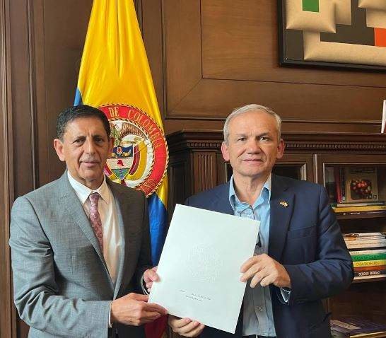 El embajador de EAU en Colombia entrega la carta al director del Departamento Administrativo de la Presidencia de Colombia. (WAM)