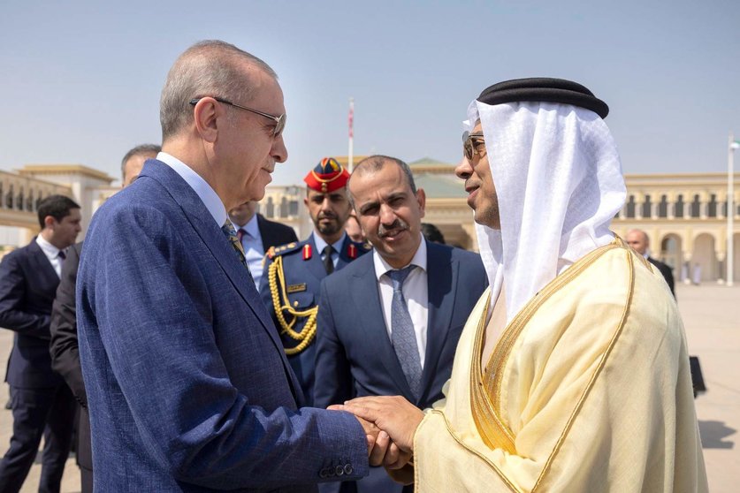 Erdogan junto al jeque Mansour bin Zayed Al Nahyan en Abu Dhabi.  (UAE Presidential Court)