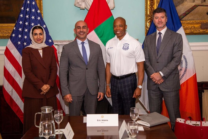 El alcalde de Nueva york junto a la delegación de Emiratos. (WAM)