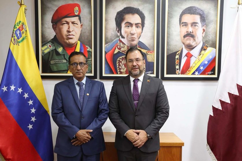 El ministro venezolano junto al embajador de Qatar en Caracas. (Twitter)