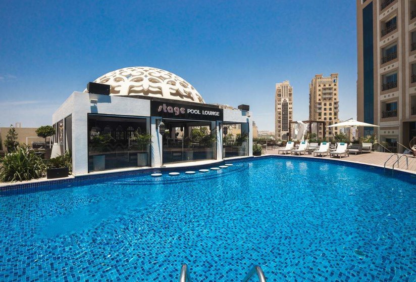 Una imagen del bar de la piscina del Occidental Al Jaddaf en Dubai. (Cedida)