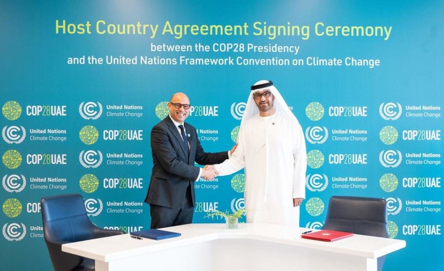 Un momento de la firma entre el presidente de la COP28 y el secretario ejecutivo de la CMNUCC. (WAM)