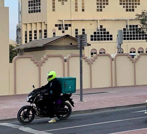 Una repartidor en moto en Dubai a modo ilustrativo. (EL CORREO)