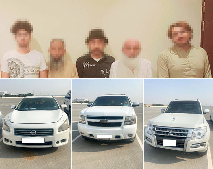Los detenidos junto a sus vehículos. (Dubai Police)
