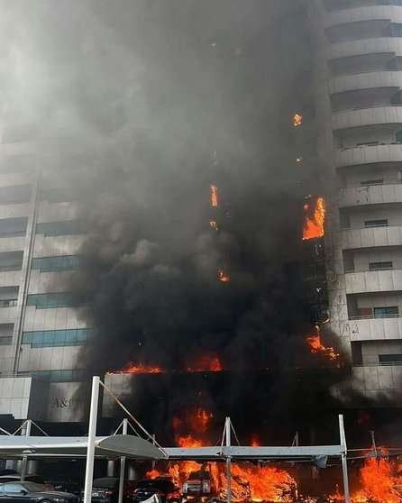 Las llamas afectaron la fachada del edificio. (Twitter)