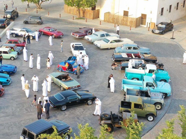 Algunos coches antiguos en el emirato de Sharjah. (WAM)