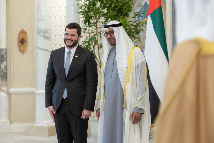 El presidente de Emiratos junto al embajador de Colombia. (WAM)