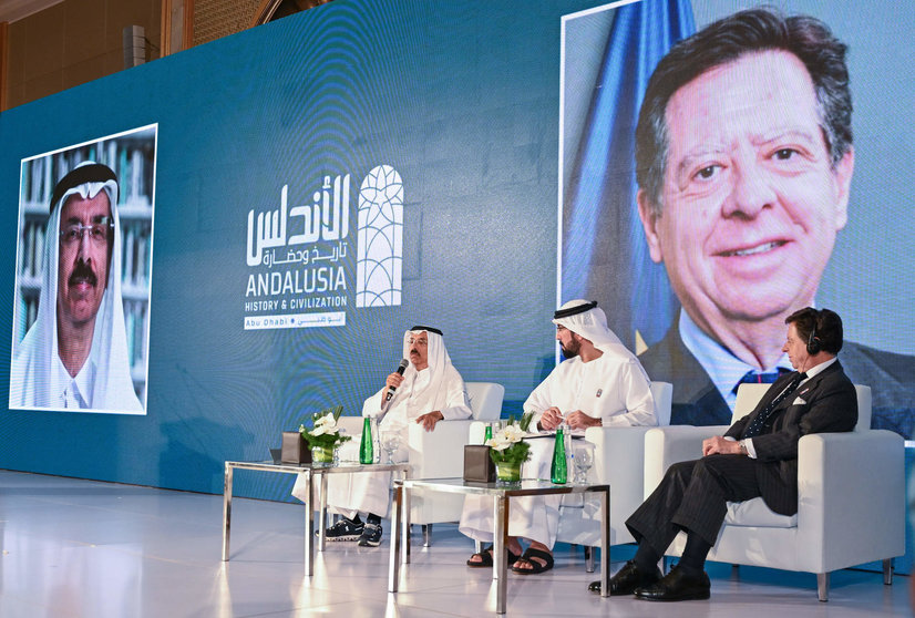 El embajador español en Emiratos, junto a Mohammed Al Murr y Omar Obaid, en la presentación del ciclo sobre Al Andalus en Abu Dabi (Foto: agencia WAM)