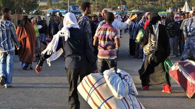 Inmigrantes etíopes que regresan de Arabia Saudita llegan al Aeropuerto Internacional Bole de Addis Abeba. (Twitter)