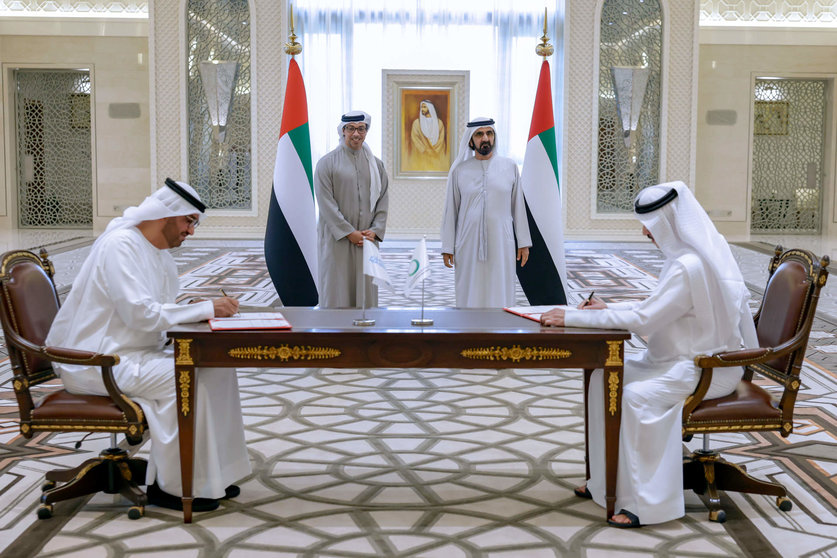 Un momento de la firma del acuerdo ante el gobernante de Dubai y el ministro de la Corte Presidencial. (WAM)