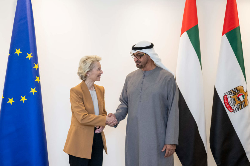 El presidente de EAU y la jefa de la Comisión Europea este jueves en Abu Dhabi. (WAM)