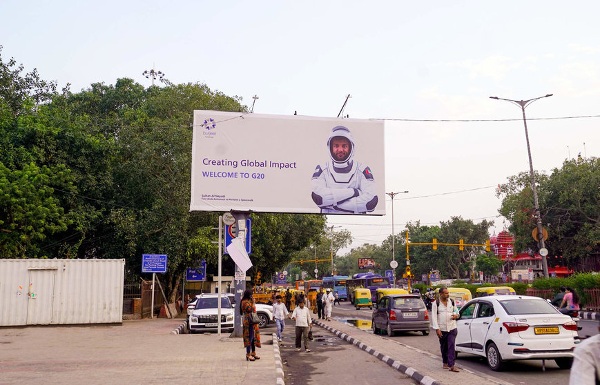 El cartel del astronauta emiratí en Nueva Delhi, sede de la cumbre del G-20. (WAM)
