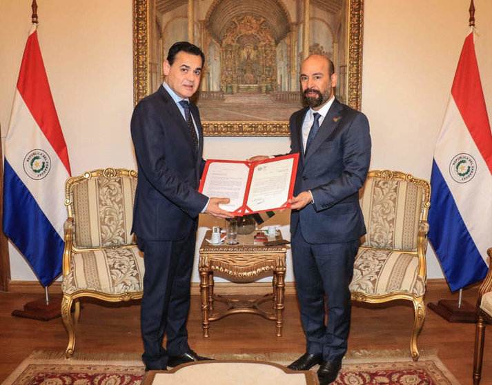 A la izquierda el canciller de Paraguay junto al embajador emiratí. (Gobierno de Paraguay)