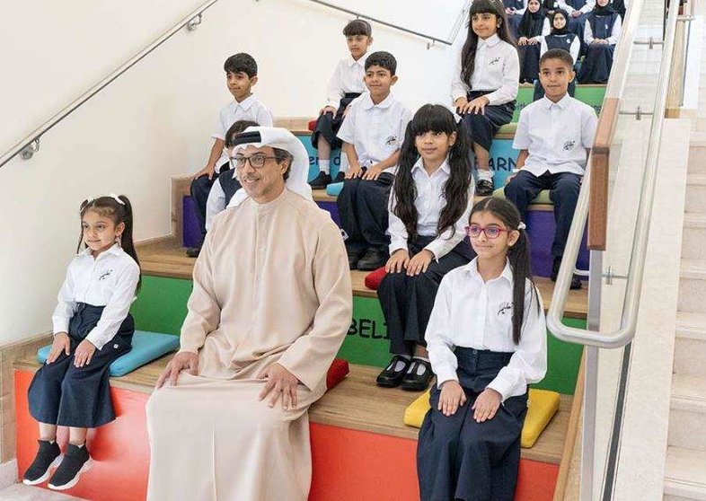 El jeque Mansour visita un colegio. (WAM)