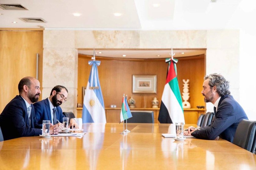 A la izquierda el canciller argentino frente al embajador emiratí. (Twitter)
