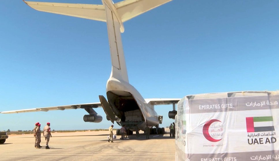Uno de los aviones con ayuda humanitaria a Libia. (WAM)