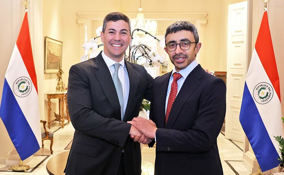 El presidente de Paraguay junto al ministro de Exteriores de EAU. (Twitter)