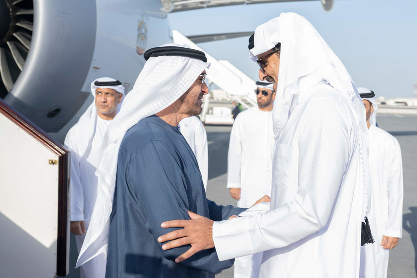 El presidente de EAU es recibido por el emir de Qatar a su llegada al aeropuerto de Doha. (WAM)