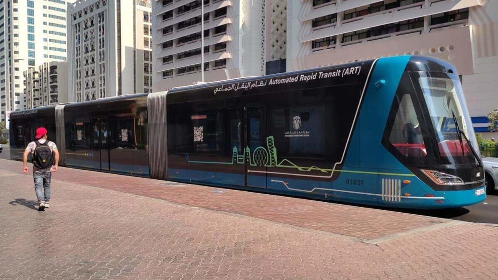 Una imagen del tranvía por Abu Dhabi. (Twitter)