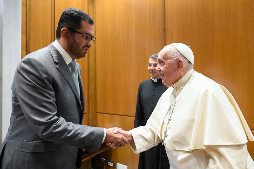 El ministro de EAU y presidente de la Cop28 saluda al papa Francisco. (WAM)