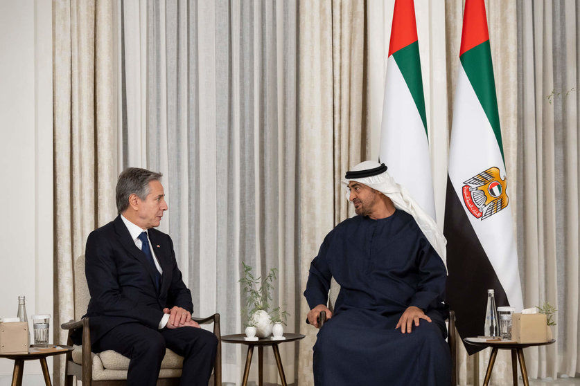 Un momento de la reunión en Abu Dhabi del jeque Mohamed y Blinken. (WAM)