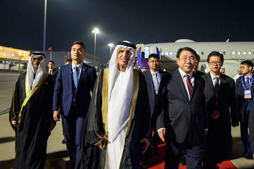 El gobernante del emirato de Ras Al Khaimah llega a Pekín para el foro de cooperación. (WAM)