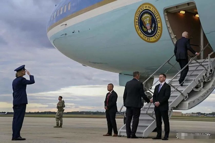 Biden sube al avión presidencia. (Twitter)