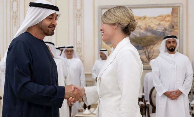 El jeque Mohamed bin Zayed Al-Nahyan y Melanie Joly en Abu Dhabi. (WAM)