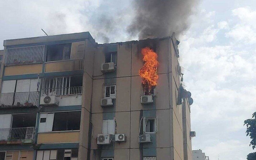 El impacto del cohete en el edificio residencial en Tel Aviv. (Twitter)