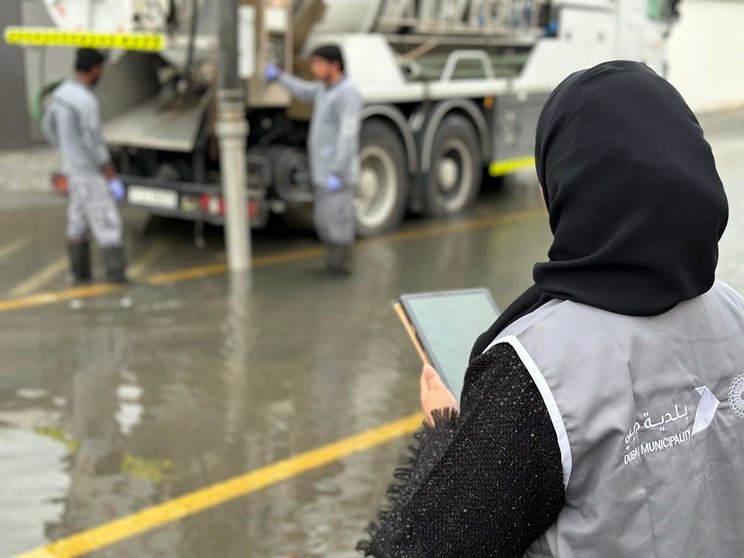 Actuación de un equipo de emergencias durante la lluvia en Dubai. (WAM)