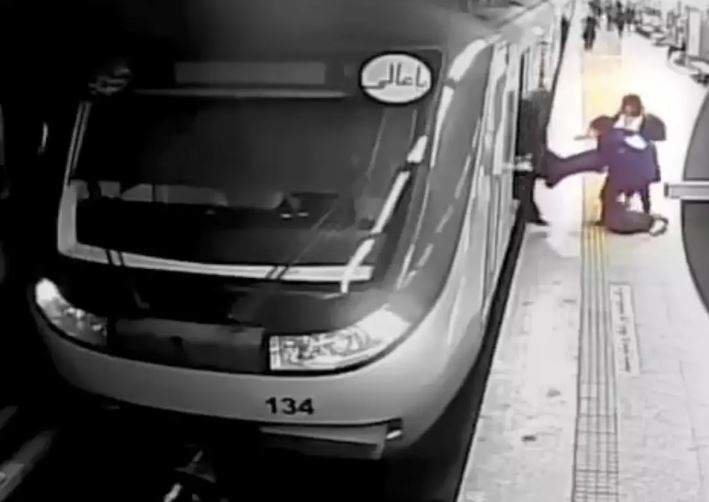 En esta imagen de archivo tomada de un video de una cámara de vigilancia y emitida en la televisión estatal iraní, mujeres sacan el cuerpo de Armita Geravand de un vagón del metro de Teherán.
