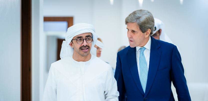 El ministro de Exteriores de EAU junto al enviado especial para el cambio climático de EEUU. (WAM)