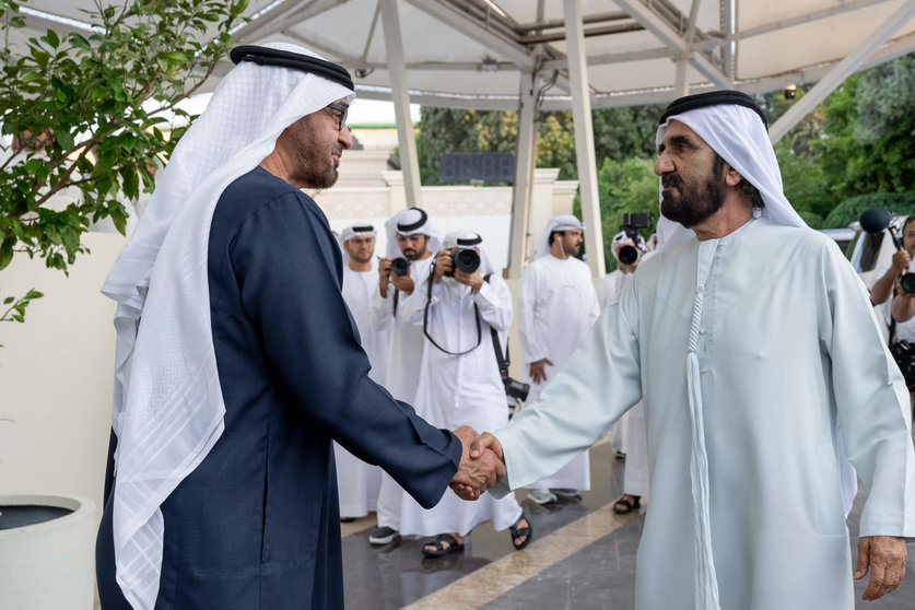 El presidente y el vicepresidente de Emiratos Árabes se saludan este martes en Abu Dhabi. (WAM)