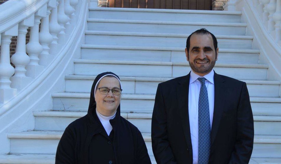El embajador de Emiratos en Madrid junto a la responsable del Hogar Nuestra Señora de los Desamparados. (Cedida)