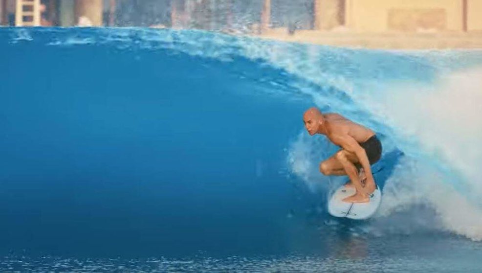Una captura de pantalla del vídeo del surfista estadounidense en Abu Dhabi. (Youtube)