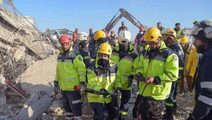 Un equipo de rescate de Dubai en el exterior. (WAM)