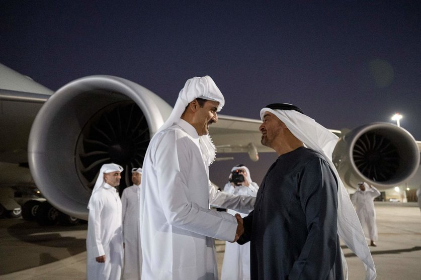 El emir de Qatar es recibido en Abu Dhabi por el presidente de Emiratos. (Twitter)