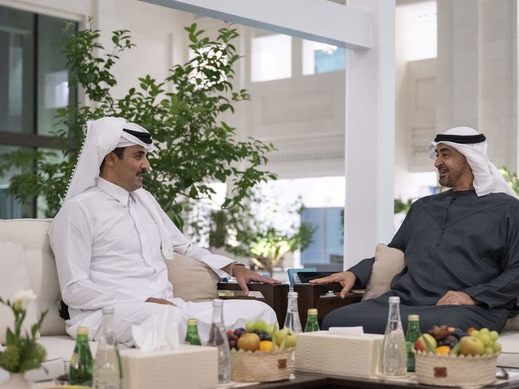 Un momento del encuentro de este jueves entre el presidente de EAU y el emir de Qatar. (WAM)