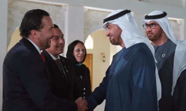 El presidente de EAU saluda al ministro venezolano, Lorca Vega, ante el diplomático Samir Al Attrach. (Cedida)