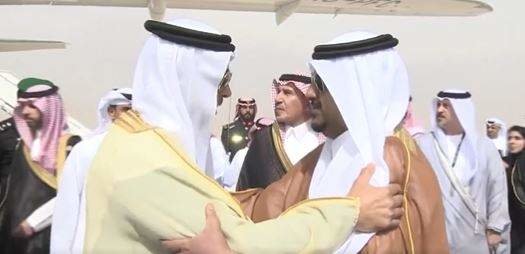 El jeque Mansour (izquierda) a su llegada a Riad este sábado. (Twitter)